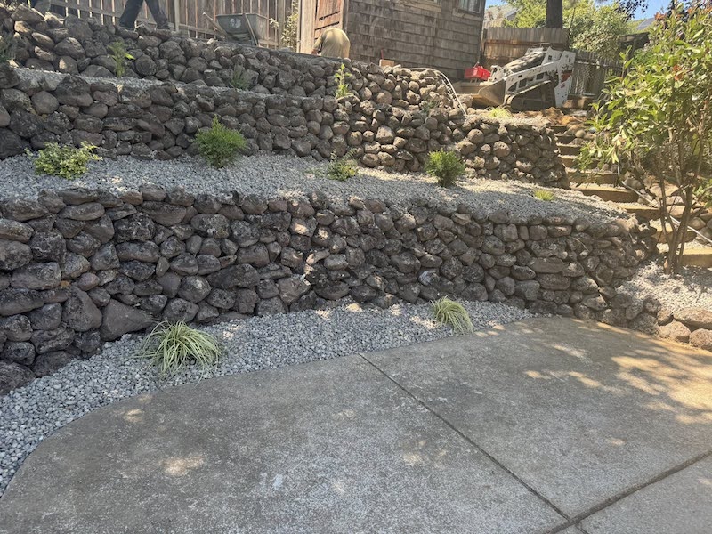 Retaining wall with individual stones